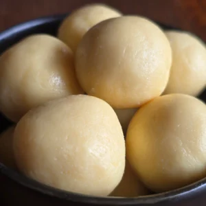 Milk laddoo (Laddoo du Lait / Blanc) in a bowl.