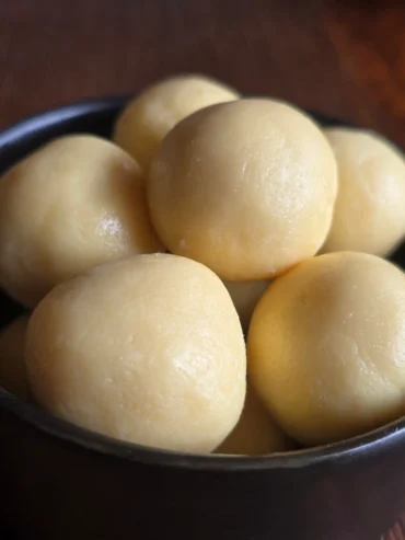 Milk laddoo (Laddoo du Lait / Blanc) in a bowl.